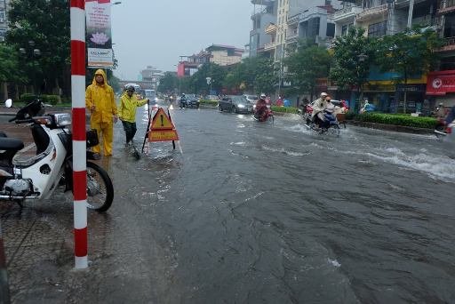 Giao[-]thông[-]Hà[-]Nội[-]náo[-]loạn[-]vì[-]mưa[-]to